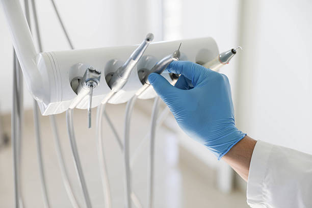 Professional Tooth Extraction technician working in El Cenizo, TX